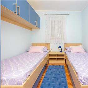 2 bedroom villa with pool and mountain views near Orašac, sleeps 4
